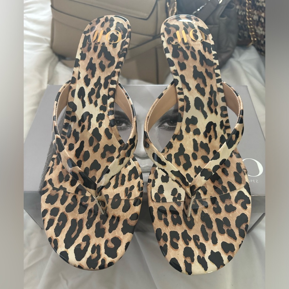 JLo Inez Leopard Print kitten Heeled Thong Sandals. 9.5. - Picture 4 of 9